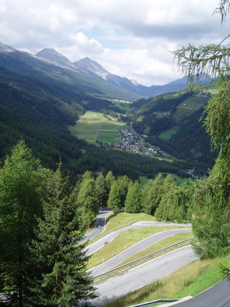 De prachtige afdaling van de Umbrail 2
Dit is al veel lager richting Santa Maria en de weg naar de Passo del Fuorn zie je mooi liggen
