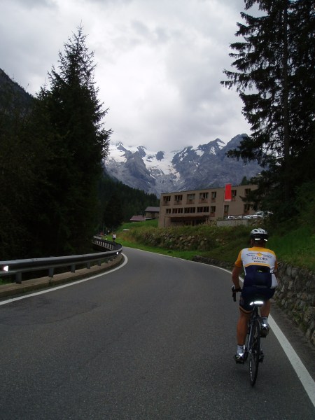 Johan onderweg naar de top 2
In de verte zie je de eerst fietser van de club van Everberg rijden die we uiteindelijk allemaal zouden oprapen.
