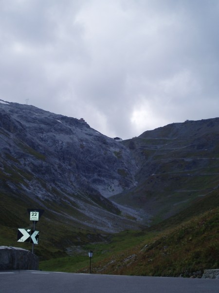 Daar ligt hij
De top van de Stelvio, maar eerst nog die moeilijk, zware laatste kilometers.
