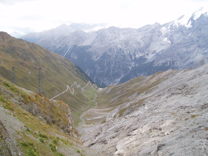 Dal van de Stelvio, kant Prato
Dit is het dal waar je uit klimt, richting laatste haarspeldbochten
