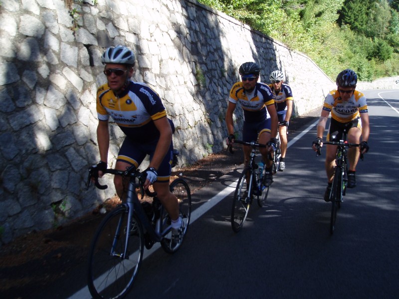 Valse start
We dachten bezig te zijn aan de Gavia maar bleek het gewoon een soort ringweg te zijn rond Ponte di Legno!
