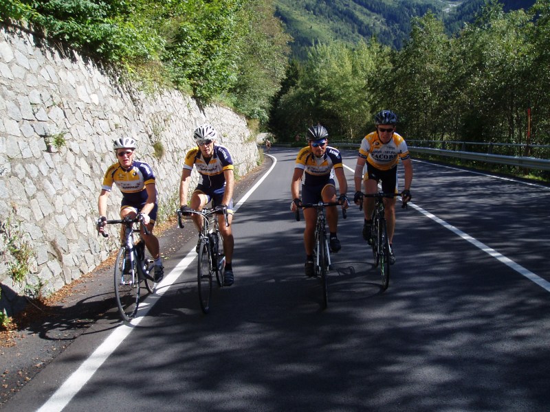 Valse start bis
De geklommen hoogtemeters verloren we allemaal door terug af te dalen naar Ponte di Legno voor de echte start van de klim naar de Gavia.
