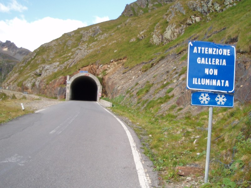 Onderweg op de Gavia 4
Enkele kilometer voor de top is er een bijna niet verlichte tunnel. Gelukkig wisten we dit op voorhand en waren onze fietsen voor deze rit voorzien van lichtjes!
