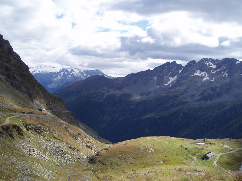 Onderweg op de Gavia
Een terugblik op de tunnel met er rond de restanten van de oude weg.
