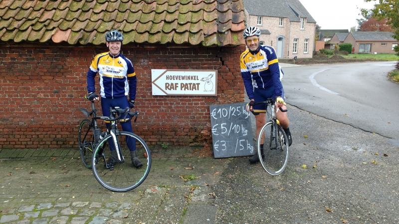 Wishfull Thinking
Tijdens een plaspauze van Raf neemt Johan een foto van Pit en Koen bij een bord waar we vaak passeren als we op terugweg zijn van de oostelijke Kempenroutes. De tekst op het bord kan met enige verbeelding als een aankondiging gelezen worden, maar dan alleen in de verbeelding spijtig genoeg ;-)
