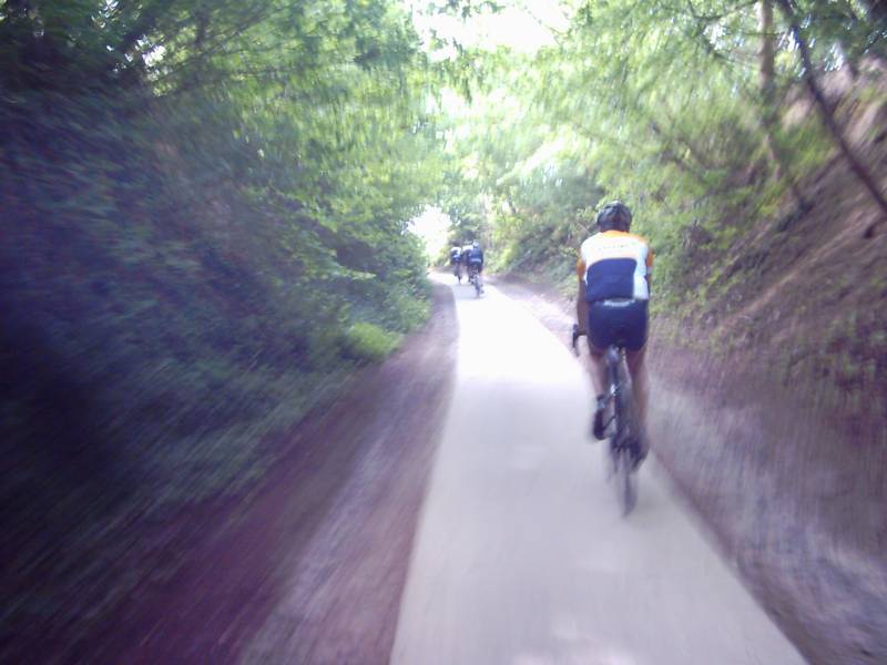 Holle Weg Af
Na de Vosseberg  rijden we de holle weg richting Gasthuisberg af. Dat gaat op en neer.
