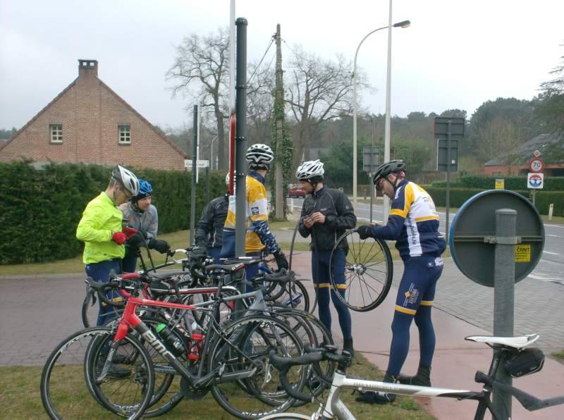 Jokke rijdt plat 1/5
Jokke rijdt voor de 2de keer plat tussen Bevel en Nijlen. De eerste was op de Bevelsesteenweg in Itegem. Vermoedelijk iets in de band laten zitten, want echt plat is het niet. Even goed opletten op de foto's wie wat doet: Jokke zoekt het gat in het oude bandje, Eggie onderzoekt de buitenband, Johan prepareert een nieuwe bandje en Raf assisteert.
