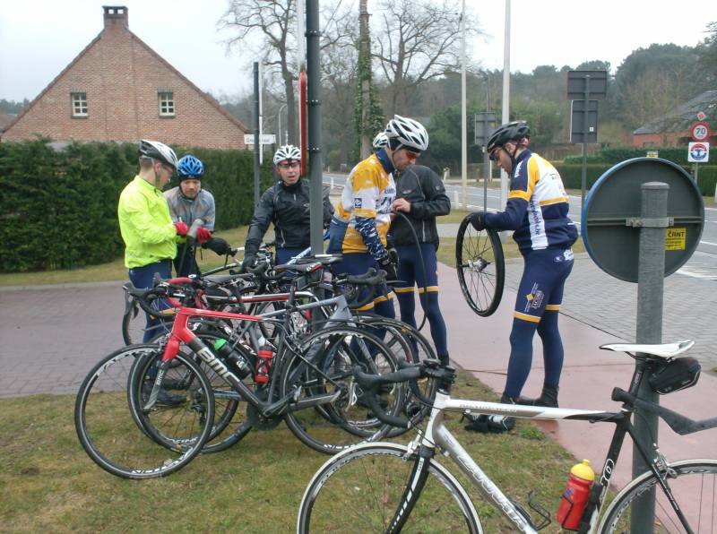 Jokke rijdt plat 2/5
(vervolg verhaal) Johan is nu met de bommetjes bezig, Brokkie kijkt toe, Joeri geeft commentaar, Jokke zoekt nog naar het gat in de binnenband, Eggie in de buitenband en Raf gaat Eggie helpen. 
