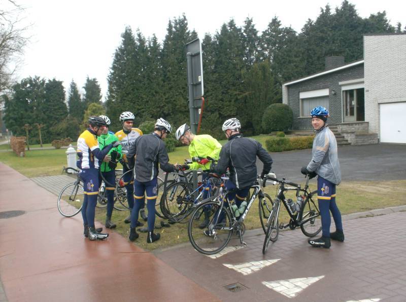 Jokke rijdt plat 4/5
(vervolg verhaal) Eggie zoekt nog in de buitenband, en Warre helpt mee, Raf heeft gezien dat Jokke een probleem heeft, Jokke heeft zowel het nieuwe bandje als het oude bandje vast, en hij weet niet meer welk welk is, Johan probeert zich te herinneren in welke hand hij het gegeven heeft, Joeri en Brokkie volgen het grappige tafereel
