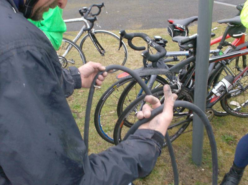 Jokke rijdt plat 5/5
(vervolg verhaal) "Welk bandje is nu de goeie?", vraagt Jokke zich af. Een goede les: eerst het oude wegdoen, dan pas het nieuwe vastnemen. Uiteindelijk wist Jokke nog wel dat hij in de linkerhand het oude bandje had (zie vorige foto's) en in de rechterhand het nieuwe kreeg van Johan. Een beetje later zaten we terug op de fiets en Jokke is niet meer plat gereden.
