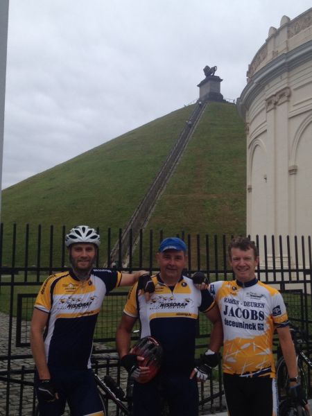 Fier poserend voor de Leeuw van Waterloo - 1
Na een rit van een dikke 70 kilometer  en het overleven van een helse kasseistrook daterend uit de tijd van Napoleon, poseren we fier voor de Leeuw van Waterloo.
