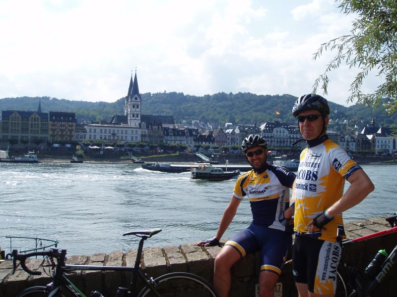 Poserend op de Rijnoever in Boppard
Wachtend op onze veer poseren Eggie en Pit voor het typisch Duitse stadje Boppard.
