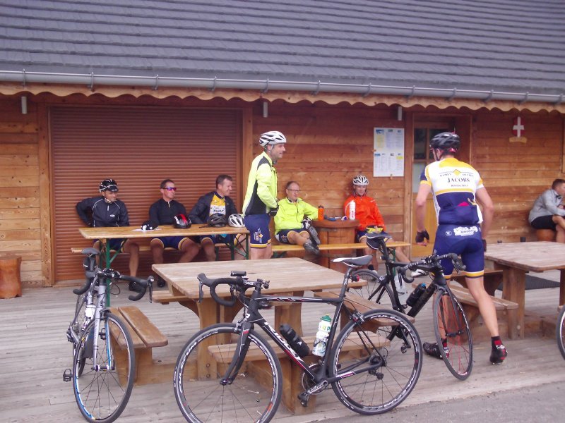 De Rest Is Er Al
Eggie zet zijn fiets neer, en voegt zich bij de rest van de groep om te horen en te vertellen hoe de beide klims beleefd zijn.

