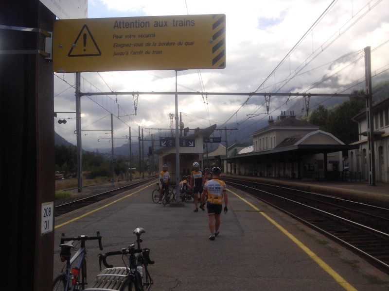 Attention Aux Trains
Wachten op de trein naar Modane vanwaar we de Col de l'Izeran gaan beklimmen. En op de terugweg zullen we de trein ook nemen.
