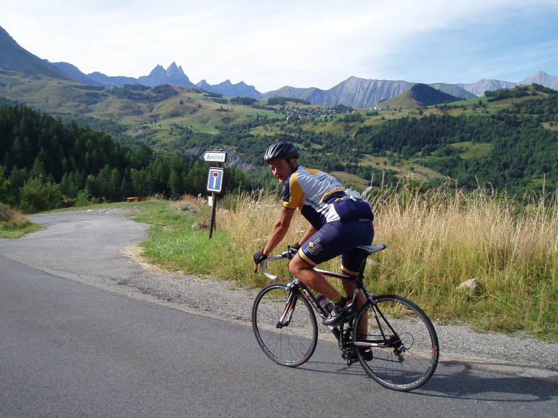 Danny beklimt de Col du Mollard (2)
We spraken af om deze eerste col op een rustig tempo af te rijden. Kwestie van onze motor niet op te branden voor de week die zou komen.
