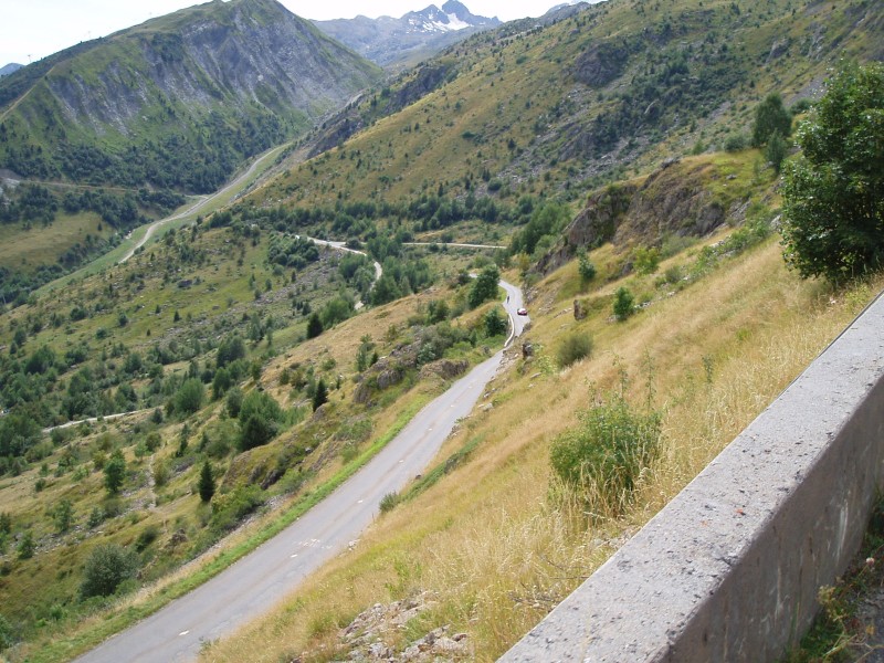 Danny op komst
In de laatste lussen van de Col de la Croix de Fer komt Danny er in de verte aan.
