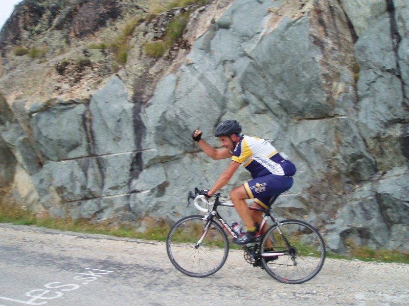 Danny flitst door het beeld
Met overschot haalt Danny de top van de Col de la Croix de Fer.
