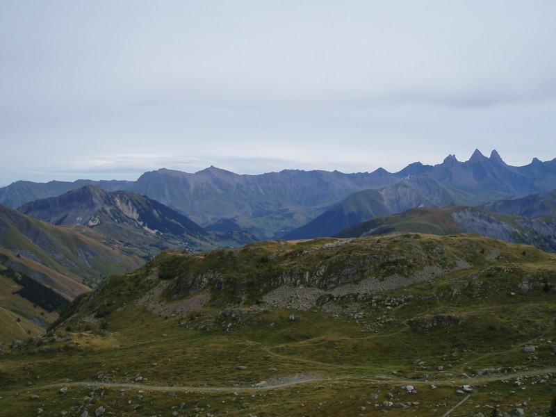 Zicht van boven op de Col de la Croix de Fer
Rechts de Aiguilles d'Arves.
