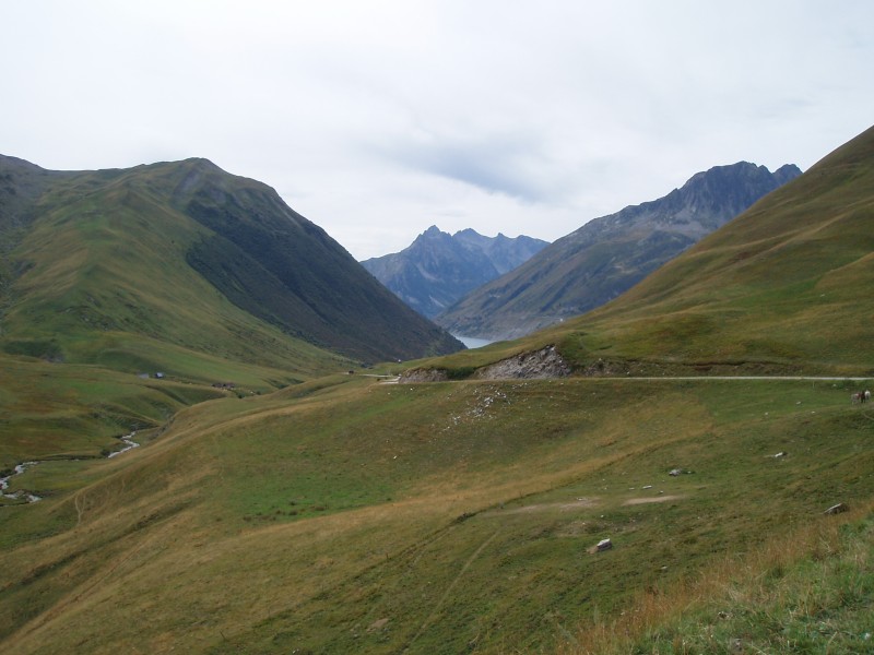 Zicht van boven op de Col de la Croix de Fer
Zicht op het Lac de Grand Maison waar we later in de week nog zouden voorbij rijden als we de Glandon van de andere kant zouden rijden.
