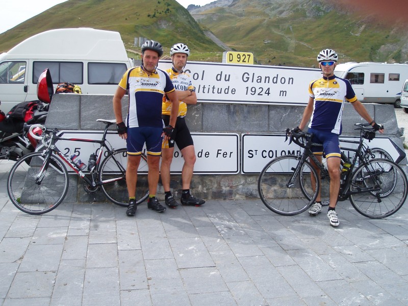 Een meenemertje
Als je de Croix de Fer afdaalt naar La Chambre neem je met een korte inspanning ook even de Col du Glandon mee. Die makkelijke trofee lieten we niet liggen. Later op de week zouden we die trofee wel waardig verdienen.
