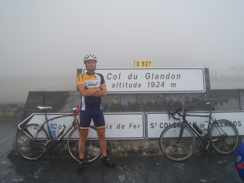 Col du Glandon in de wolken
De enige dag met minder weer zorgde voor een col in de wolken.
De andere Nissorappers zaten al in de chalet boven op de Croix de Fer dus maar snel een solo-foto.
