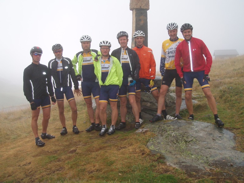 Ook de Col de la Croix-de-Fer in de wolken
Graag een foto bij het kruis van de Croix-de-Fer.
Jammer dacht onze gelegenheidsfotograaf daar anders over ...
