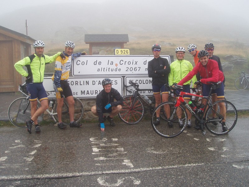 Trofee-foto van de Col de la Croix-de-Fer
8 verkleumde Nissorappers snakken naar een warme pizzeria. Maar toch nog rap eerst de verplichte foto met het colplaatje.
