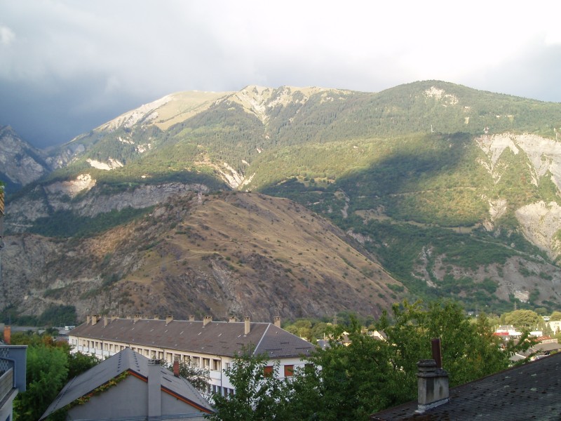 Uitzicht vanuit de hotelkamer
Vanop onze kamer hadden we uitzicht op de klim naar de Col de Chaussy.
En toen we binnenreden van onze laatste rit kregen we onze eerste regendruppels van de week in Saint-Jean!
