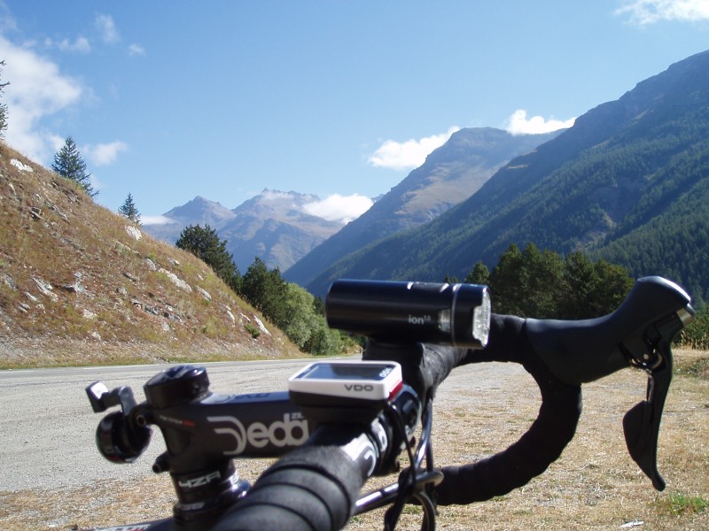 Een verrassing ...
Onderweg naar de Col de l'Iseran kregen we ook al de Col de la Madeleine voor de wielen.
Gelukkig was het het kleine broertje van de "echte"!
Een foto vanop de top richting Iseran.
