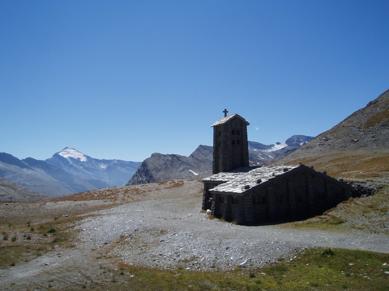 Kerkje boven op de Col de l'Iseran
Let op de dakbedekking van grote natuurstenen. Typisch voor Bonneval-sur-Arc en heel speciaal!
