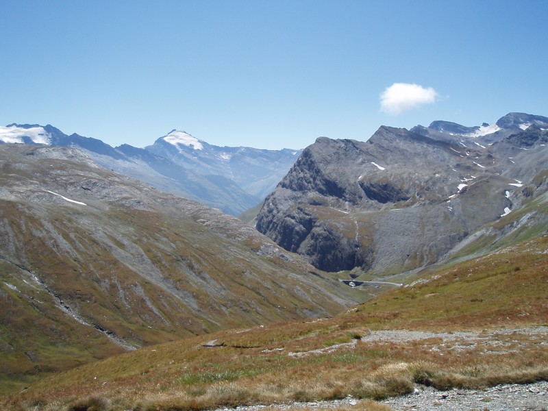 Zicht vanop de top van de Col de l'Iseran (2)
Beneden zie je het bruggetje waarover je rijdt alvorens de laatste steile kilometers aan te vatten.
