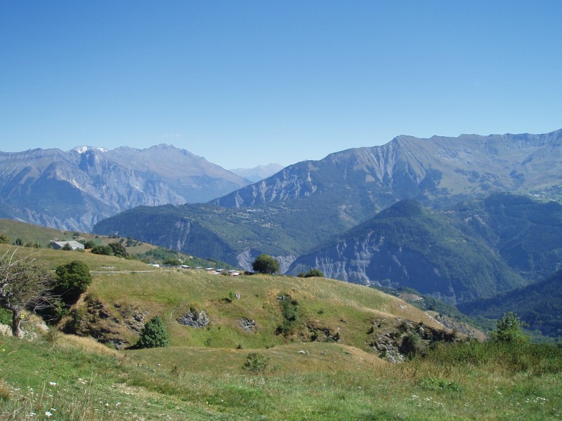 Uitzicht vanaf La Toussuire (1)
Niet de mooiste beklimming van de reis maar wel een mooi uitzicht.
Hier op Albiez-le-Jeune, het eerste dorp dat je tegenkomt bij de beklimming van de Col du Mollard
