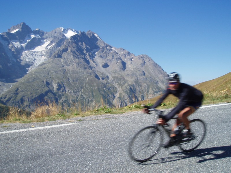 Jokke flitst voorbij tijdens de afdaling van de Galibier
Ondanks de vraag om niet te snel voorbij te komen is dit blijkbaar nog te snel voor mijn antiek kodakske!
