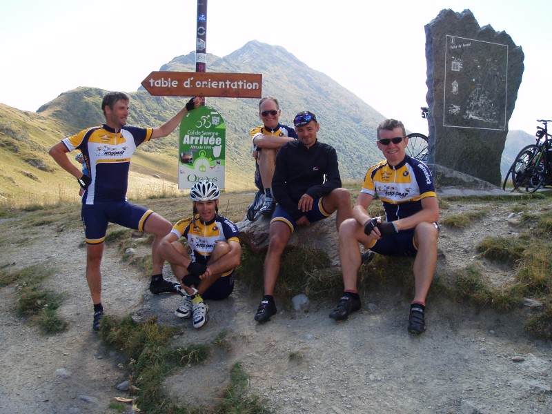 Bij gebrek aan colplaatje
Een foto bij de "Col de Sarenne arrivÃ©e" zal onze trofee moeten zijn. 
