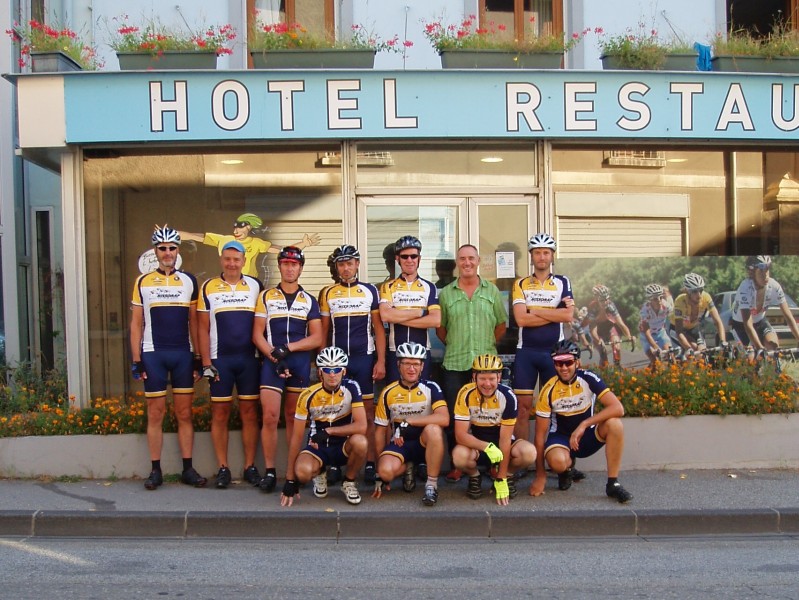 Verplichte groepsfoto
Elke reis maken we de "verplichte" groepsfoto voor het hotel met de hotelbaas.
Patron Gilles ging graag mee op de foto met zijn "petits belges".
