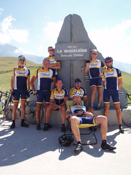 Misleidende informatie
Op de col-"steen" saat een hoogte van 2000m maar dat is licht overdreven.
De Col de la Madeleine klokt af op 1993m.
2000 staat natuurlijk mooier!!!
