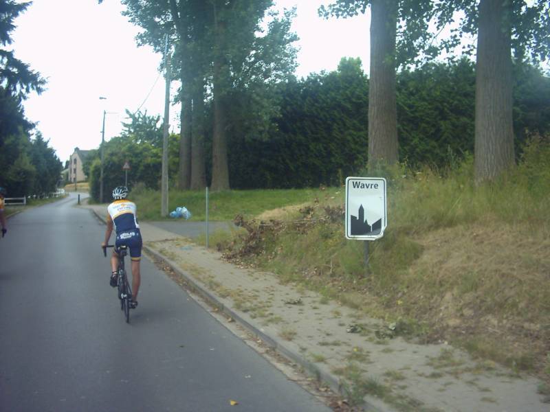 Ommetje Langs Waver
Jokke passeert de stadscentrum-grens van de stad Waver, hoofdstad van provincie Waals-Brabant.
