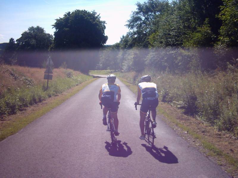 Tegenlicht 1
Johan en Warre laten zich bollen op een dalende weg. De zon schijnt net iets te fel in de lens.
