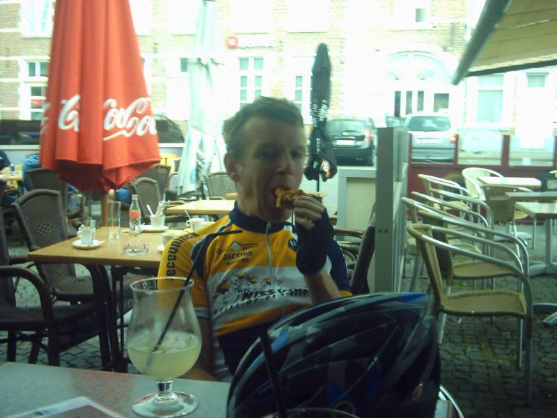 Pit vlaaike eten
Pit heeft er ook zin in.
