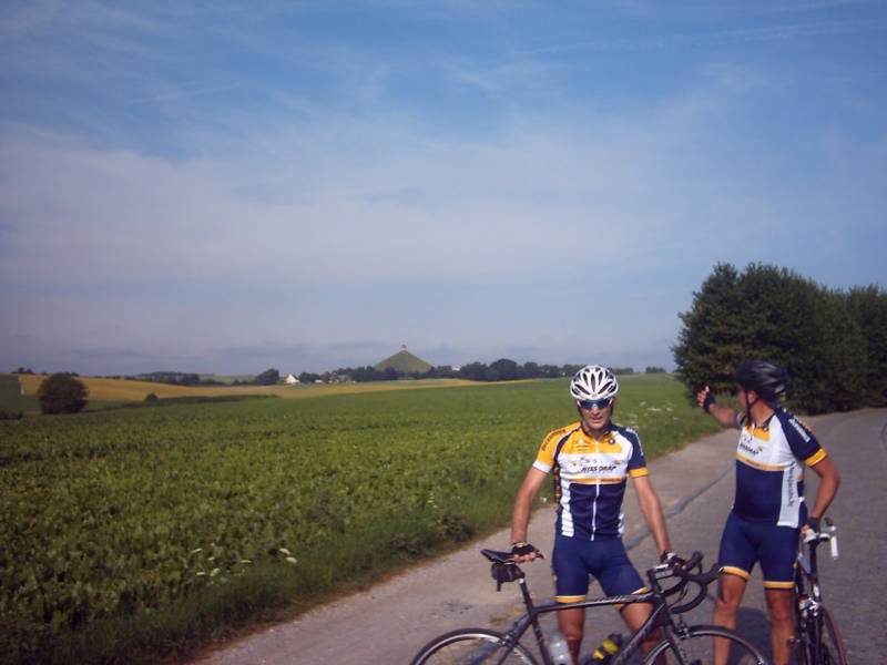 Leeuw(en) in zicht
Na een fabuleus mooi parcours door de gemeenten Rixensart en Lasne, komen we uit een holle weg boven gereden, en zien we de Leeuw staan.
