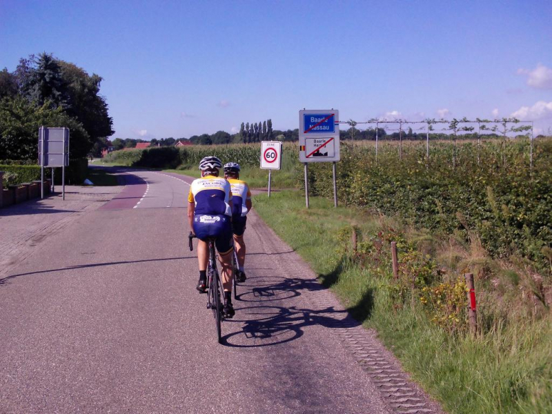 Bijna In Holland
Holland in, Holland uit, Belgie in, Belgie uit. Het is daar zo verwarrend dat ge moet wachten op een bord om te weten waar ge juist rijdt.
