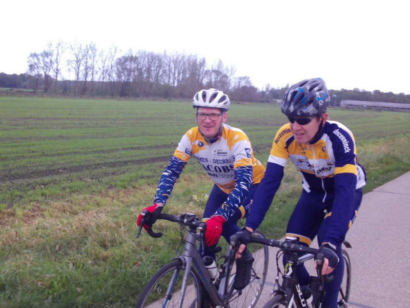 Samen Op Kop 1
Johan en Pit samen op kop. Het was een winderige dag, met een stevige bries uit het Noord-Westen. 
