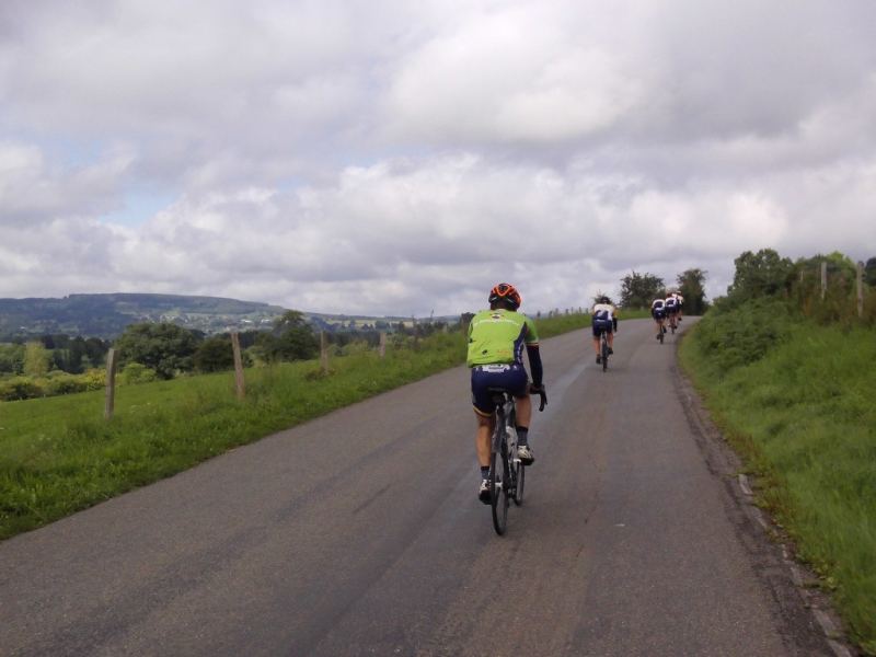 Vergezicht 3
Nog zo'n weg waarlangs het prettig fietsen is, ook al loopt het een beetje op, het uitzicht is prachtig, en een beetje verder gaat het alweer dalen.
