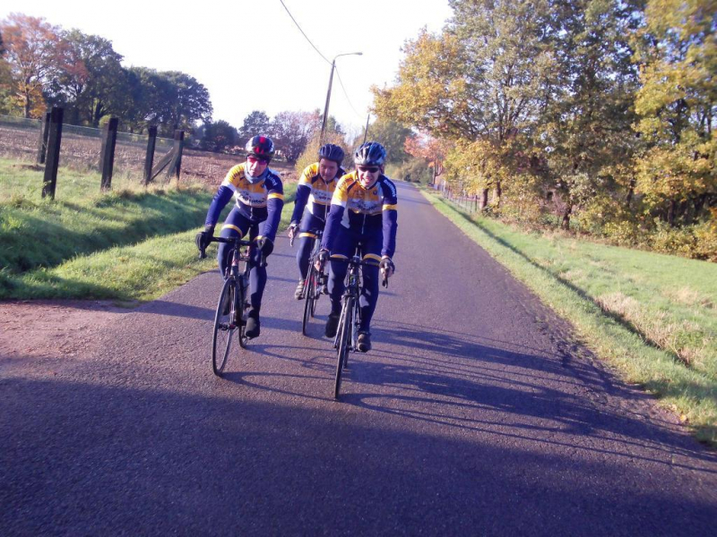 Molenstraat (Eindhout) 3
Na een paar ritten met Johan, vond Pit nu in de Woens een goede gezel om de kop te doen. Danny volgt kort in het wiel.
