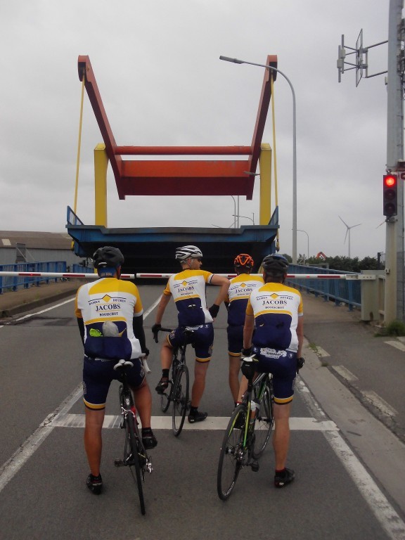 En De Brug Komt Naar Beneden
Overal kennen ze de Warre, want ze laten de brug direct naar beneden. 

