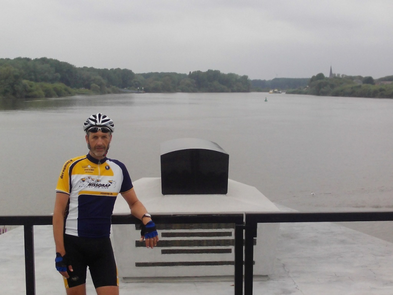 Bij Tombe van Emile Verhaeren 2
Het lijkt zo wel of we op de voorsteven van een grote boot staan.
