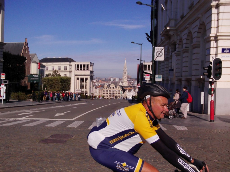 Koningsplein (Brussel)
Danny heeft net de Kunstberg bedwongen. Ginds prijkt de toren van het Stadhuis op de Grote Markt.

