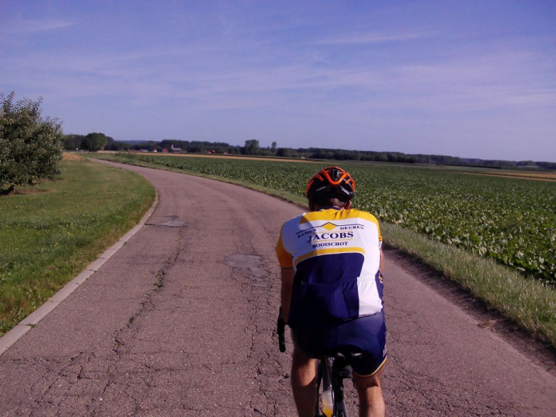 Warre Alleen
Warre pakt de kop. Als hij meerijdt, rijden we zijn 'systeem': elk ongeveer 3km aan kop en dan wisselen.
