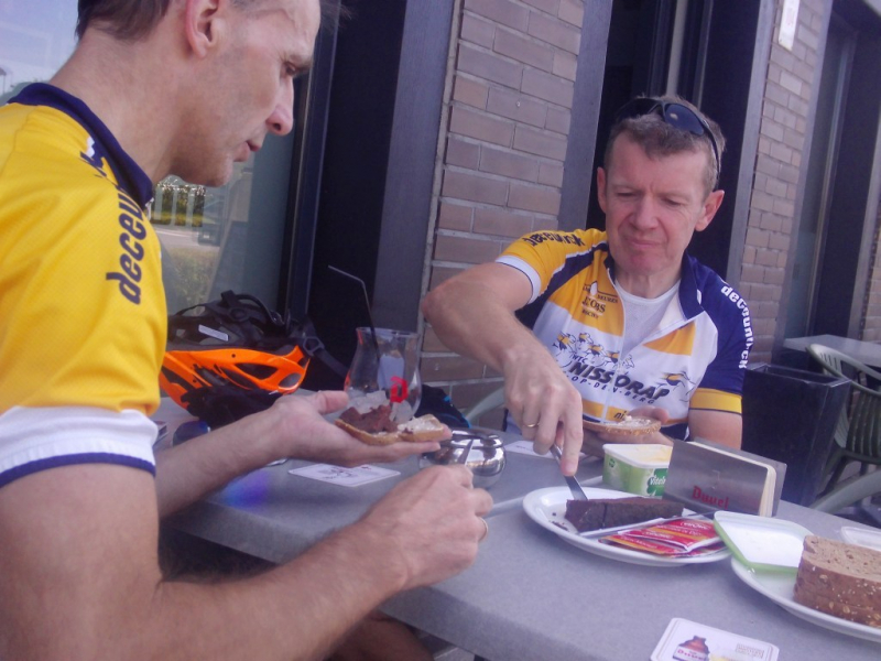 Kwet Met Mosterd Van Den Don 1
Aangekomen bij de Den Don werden we door sympathieke cafÃ©-baas Bert getrakteerd op kwet met mosterd. Merci Bert. Alle info over ons stamcafÃ© CafÃ© Den Don vind je op [url=https://dendon.be/] deze pagina [/url].
