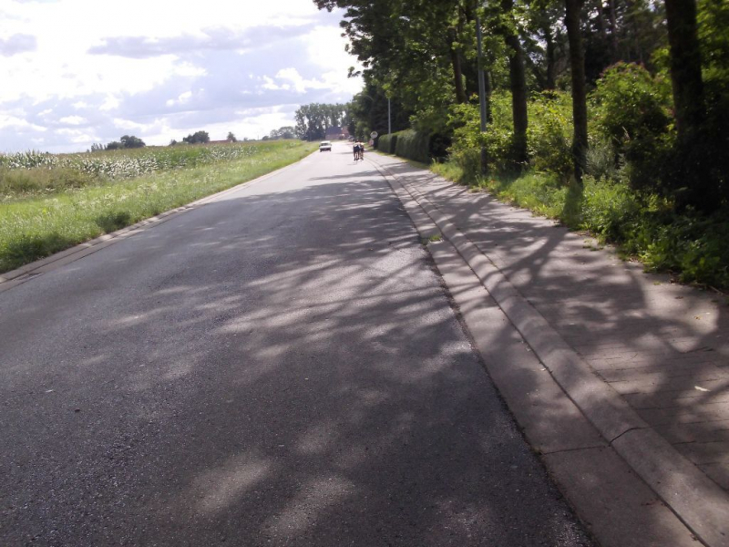 Op Terugweg
Alle bezienswaardigheden kwamen te snel op deze nieuwe rit in het onbekende, en de mederijders jasten maar door en door. Daardoor alleen deze verdwaalde foto met bijna niets op. Hun verdiende loon.
Volgende keer dat we deze rit rijden hopelijk meer en betere fotos. Schol!

